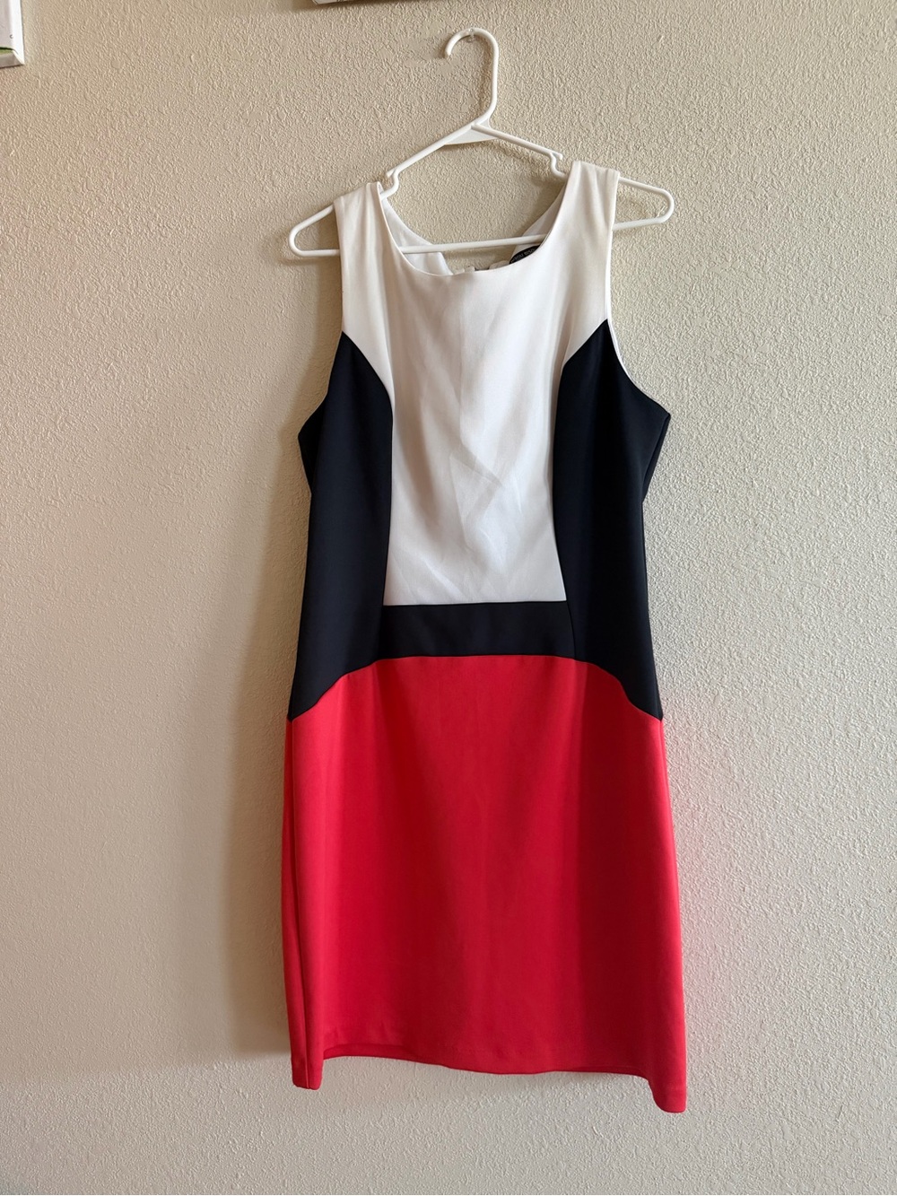 Bisou Bisou Colorblock Sleeveless Shift Dress in White, Black & Red